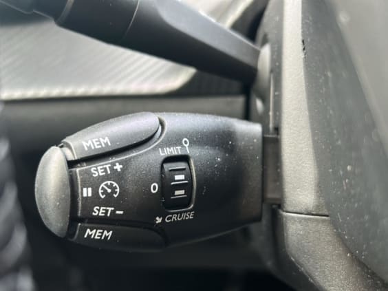 Peugeot 208 1.2 100 style gris artense