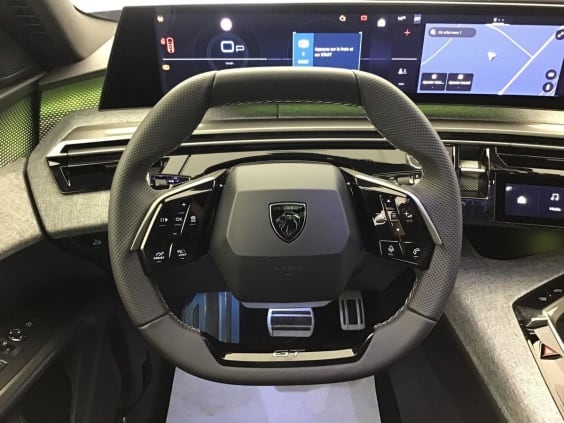 Peugeot 5008 Hybrid 145 e-DCS6 GT gris artense
