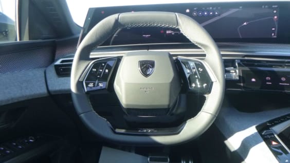 Peugeot 5008 HYBRID 145CH E-DCS6 GT Noir Perla Nera