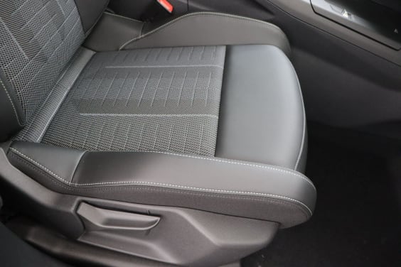 Peugeot E-3008 GT Electric 73 kWh 213 hp Grey