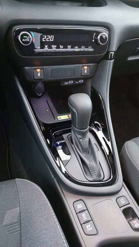 Toyota Yaris YARIS  IV Hybride 116h Design e-CVT Noir Intense Métallisé