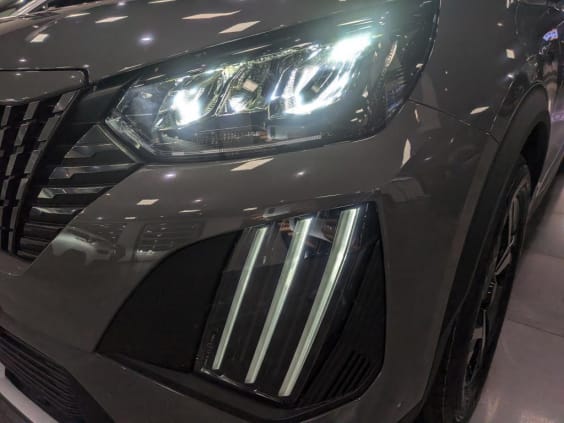 Peugeot 2008 Hybrid 145 e-DCS6 Allure Gris Sélénium