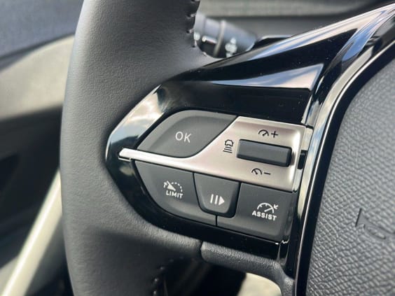 Peugeot 308 Hybrid 136 e-DCS6 Allure Vert Olivine Metal