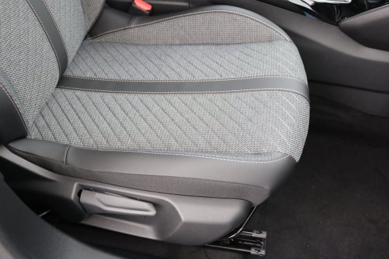 Peugeot 2008 ALLURE 1,2 Puretech 100 BVM6 Blue