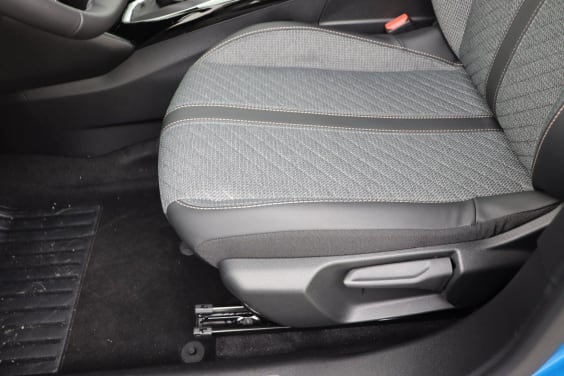 Peugeot 2008 ALLURE 1,2 Puretech 100 BVM6 Blue