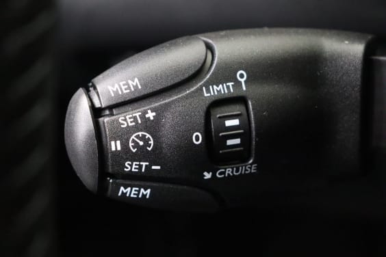 Peugeot 2008 Allure 1.2 Turbo 100 hp Man.6 Red