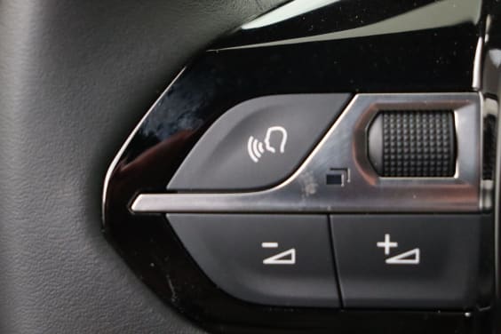 Peugeot 2008 Allure 1.2 Turbo 100 hp Man.6 Red