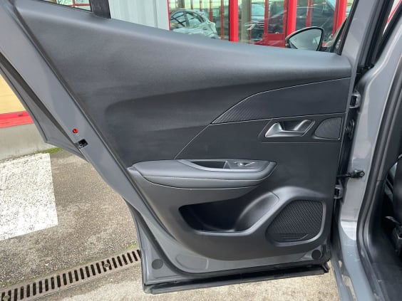 Peugeot 2008 Hybrid 136 e-DCS6 Allure - 5P Gris Sellenium Metallisee
