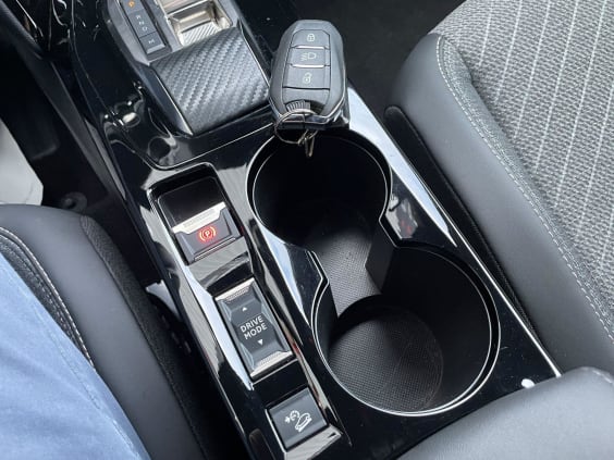 Peugeot 2008 Hybrid 136 e-DCS6 Allure - 5P Gris Sellenium Metallisee