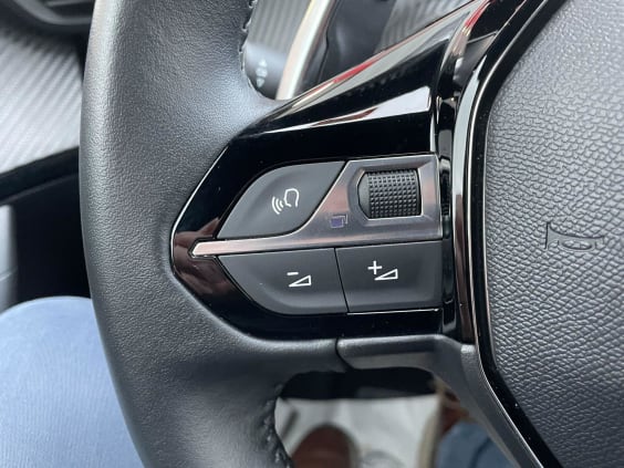 Peugeot 2008 Hybrid 136 e-DCS6 Allure - 5P Gris Sellenium Metallisee