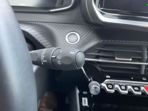 Peugeot 2008 Hybrid 136 e-DCS6 Allure - 5P Gris Sellenium Metallisee