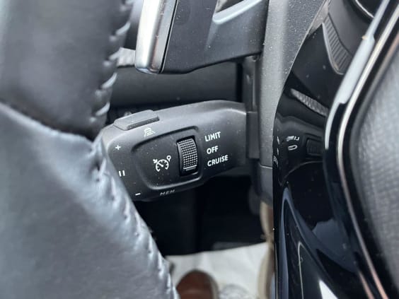 Peugeot 2008 Hybrid 136 e-DCS6 Allure - 5P Gris Sellenium Metallisee