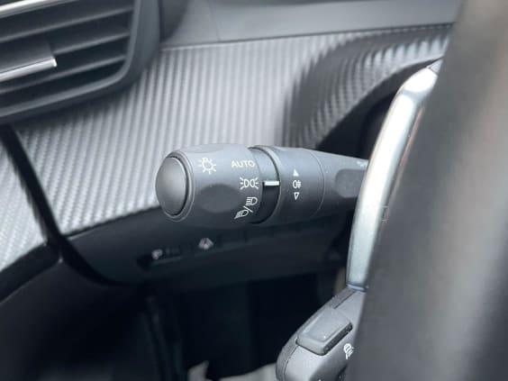 Peugeot 2008 Hybrid 136 e-DCS6 Allure - 5P Gris Sellenium Metallisee