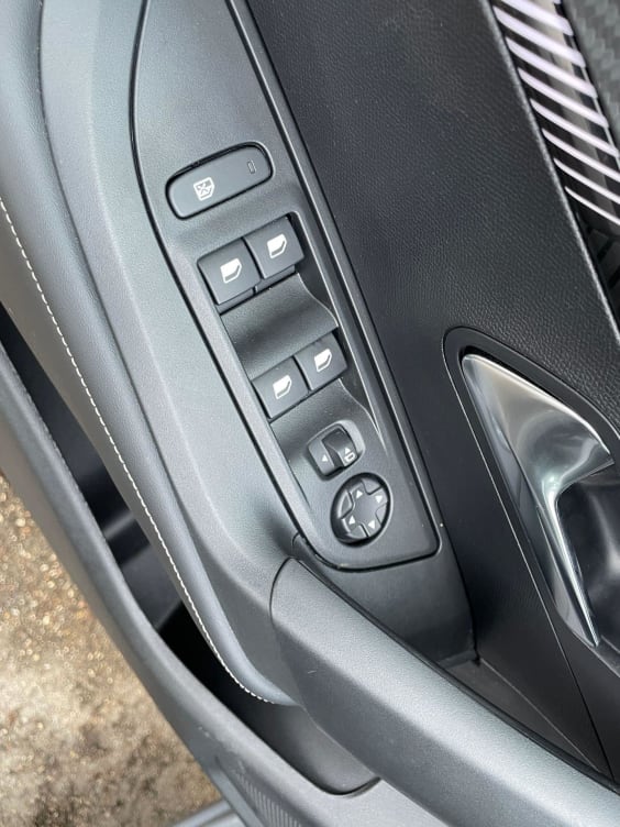 Peugeot 2008 Hybrid 136 e-DCS6 Allure - 5P Gris Sellenium Metallisee