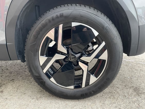 Peugeot 2008 Hybrid 136 e-DCS6 Allure - 5P Gris Sellenium Metallisee