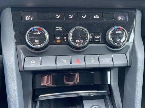 Skoda Karoq 1.5 tsi 150 selection dsg7 Blanc Glacial