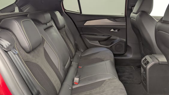 Peugeot 408 Hybrid 145 e-DCS6 GT Rouge Elixir