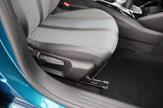 Peugeot 2008 Allure 1.2 Turbo 100 hp Man.6 Blue