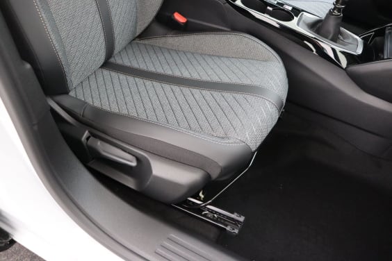 Peugeot 2008 Allure 1.2 Turbo 100 hp Man.6 White