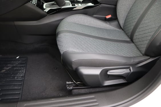 Peugeot 2008 Allure 1.2 Turbo 100 hp Man.6 White