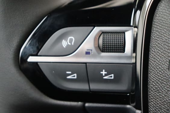 Peugeot 2008 Allure 1.2 Turbo 100 hp Man.6 White