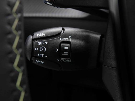 Peugeot 2008 HYBRID 145 AUT GT Gris