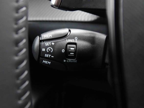 Peugeot 208 145 e-DSC6 Hybrid Allure Gris