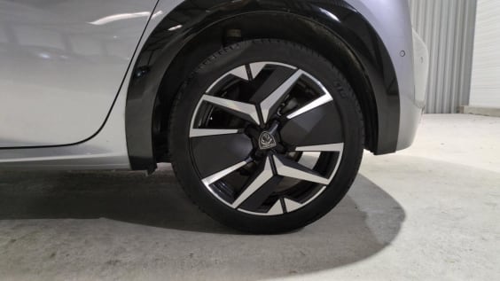 Peugeot 208 Hybrid 136 e-DCS6 GT gris artense