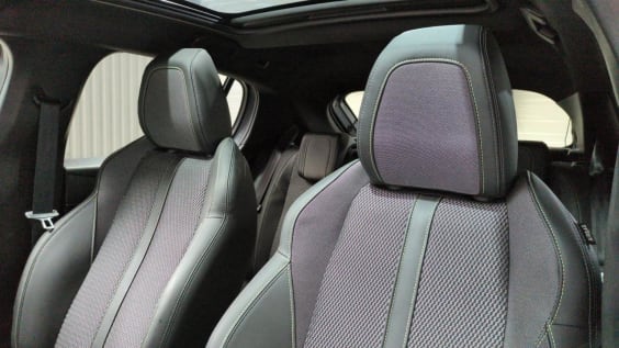 Peugeot 208 Hybrid 136 e-DCS6 GT gris artense