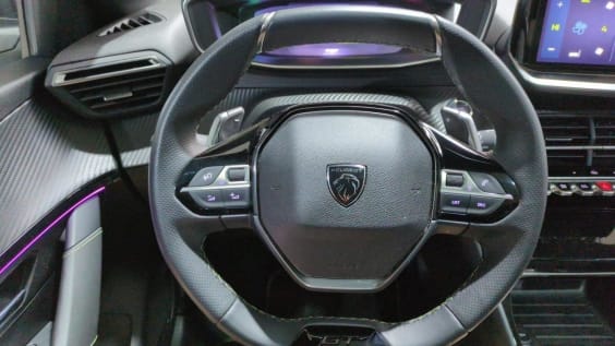 Peugeot 208 Hybrid 136 e-DCS6 GT gris artense