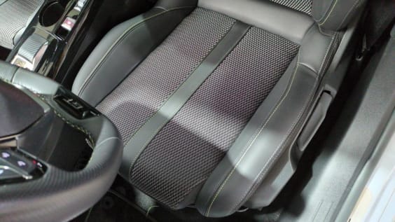 Peugeot 208 Hybrid 136 e-DCS6 GT gris artense