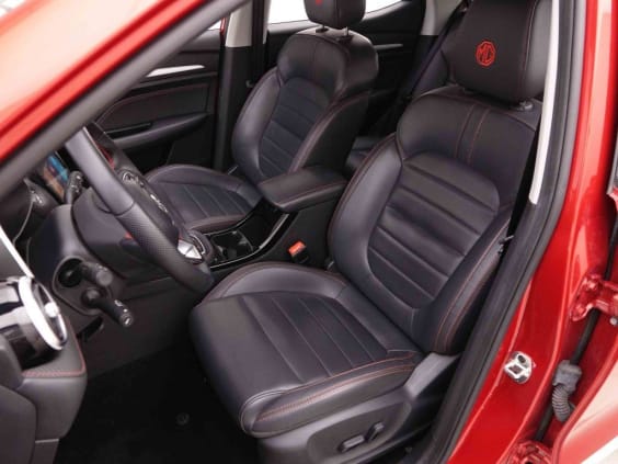 MG ZS 1.0 T 110 AUT LUXURY Rouge