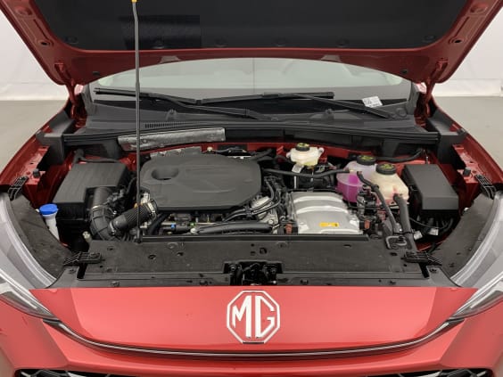 MG ZS 1.5 L Hybrid+ 197 ch Standard Diamond Red