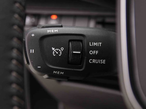 Peugeot 3008 130 AUT ALLURE Gris