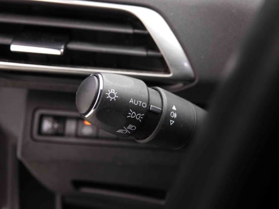 Peugeot 3008 130 AUT ALLURE Gris