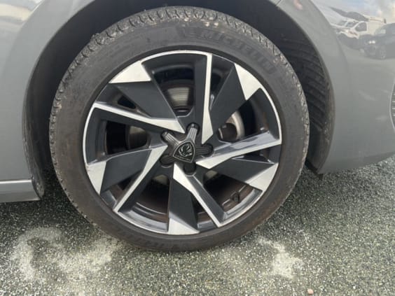 Peugeot 308 1.2 130 allure eat8 Gris Sellenium