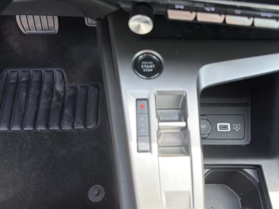 Peugeot 408 Hybrid 136 allure e-dcs6 Noir