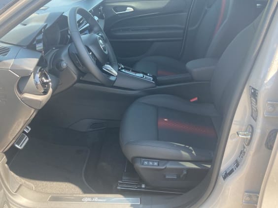Alfa Romeo Junior 1.2 ibrida 145 speciale e-dct6 Ivoire T/Noir