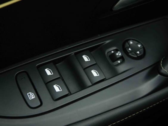 Peugeot 208 Hybrid 136 e-DCS6 GT Noir