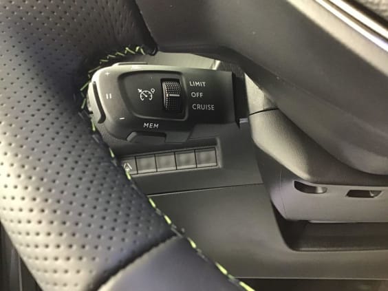 Peugeot 2008 HYBRID 145 Gt  1.2 HYBRID 136 Gris Selenium