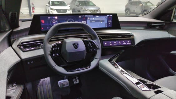 Peugeot 5008 HYBRID 145CH E-DCS6 GT Gris Artense / Toit Noir