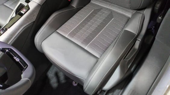 Peugeot 5008 HYBRID 145CH E-DCS6 GT Gris Artense / Toit Noir