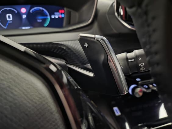 Peugeot 2008 1.2i Hybrid - 136 - BV e-DCS6  II Allure Gris