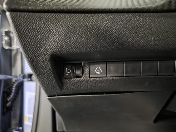 Peugeot 2008 1.2i Hybrid - 136 - BV e-DCS6  II Allure Gris