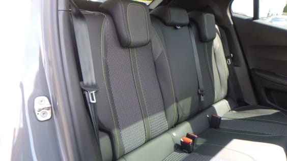 Peugeot 2008 Hybrid 145 e-DCS6 GT Gris Selenium