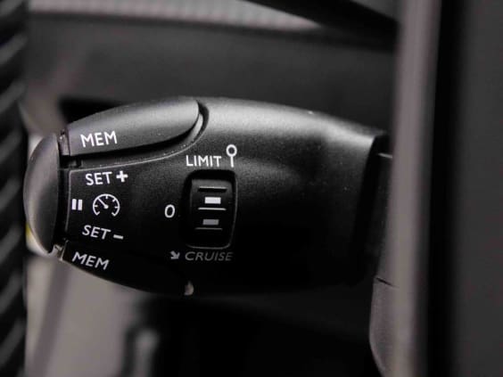 Peugeot 2008 1.2 T 100 Allure Noir