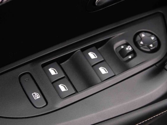Peugeot 2008 1.2 T 100 Allure Noir