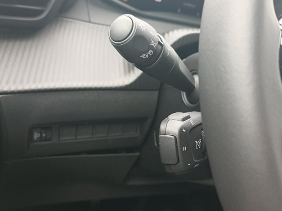 Peugeot 2008 1.2 100 allure Rouge Elixir