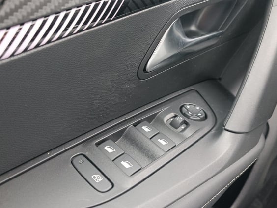 Peugeot 2008 1.2 100 allure Rouge Elixir