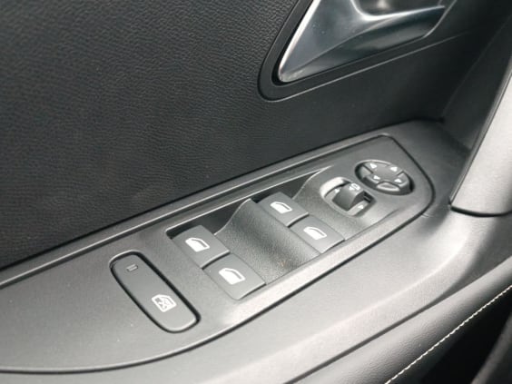 Peugeot 2008 1.2 100 allure Gris Sellenium